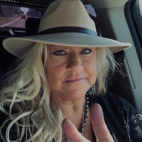 Meet your Posher, Suzanne - Picture 1 of 1